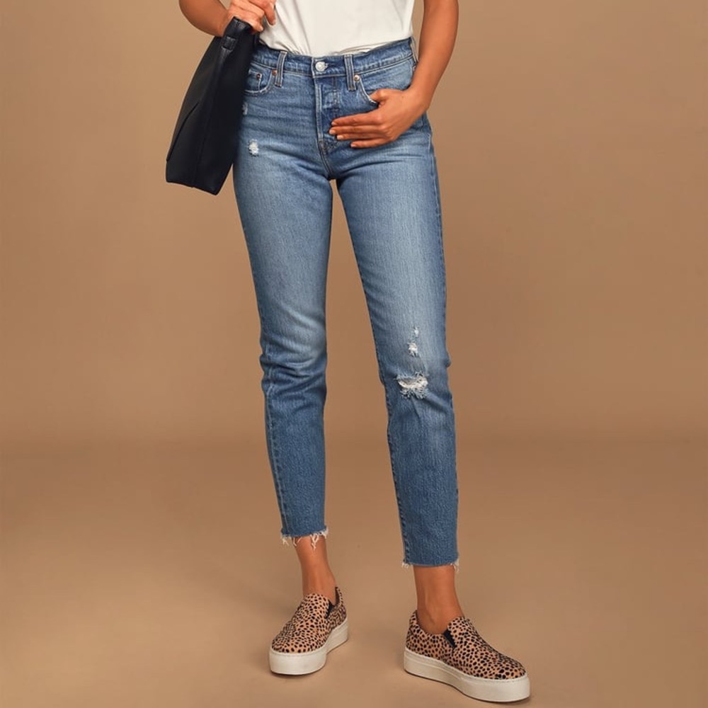 NWT Levi’s Medium Wash High-Rise Distressed Jeans